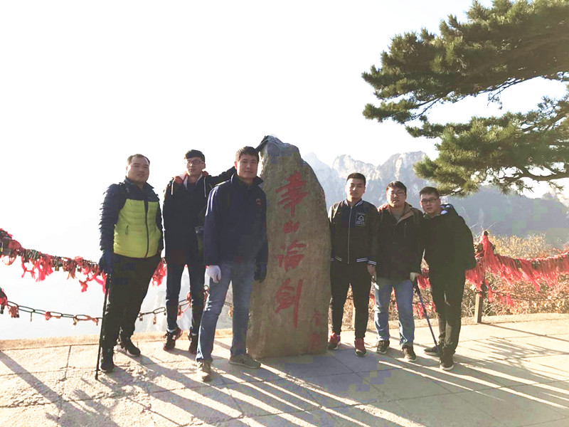 安装公司组织员工登华山_副本.jpg